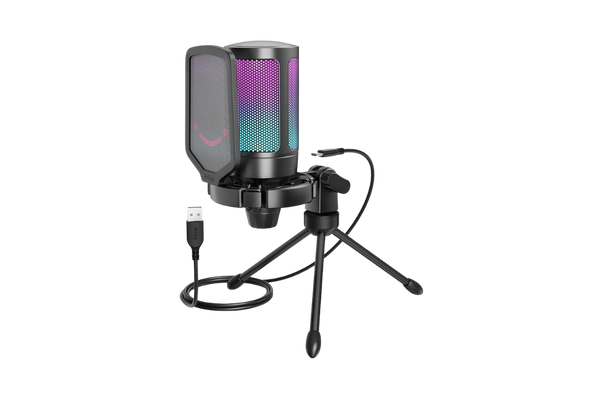 Close-up do microfone Fifine Ampligame A6V em uma mesa de escritório, destacando seu design e o pop filter, esse é um dos melhores microfones para reuniões online