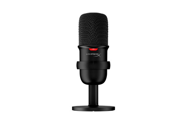 Microfone USB HyperX SoloCast em seu suporte ajustável, posicionado em um setup de home office limpo e moderno.