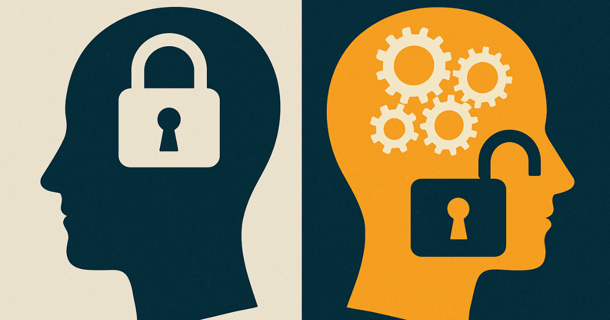 Comparação conceitual de um cérebro com mindset fixo (cadeado) e um com growth mindset (engrenagens brilhando).